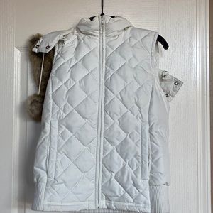 Sleeveless Loft crème quilted jacket